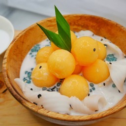 สาคูอัญชัน+แคนตาลูป+มะพร้าวอ่อน(โรยธัญพืช)กล่อง 450 ml