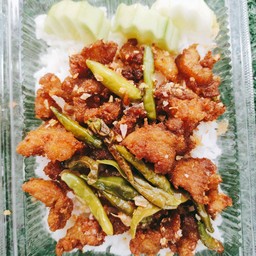 ข้าวหมูทอดกระเทียมพริกสด