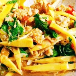 ข้าวกะเพรากุ้งเด้ง+ไก่ชิ้น+หน่อไม้เปรี้ยวแซ่บซี้ด