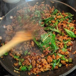 กระเพราพริกแห้งหมูสับ ( กับข้าว )