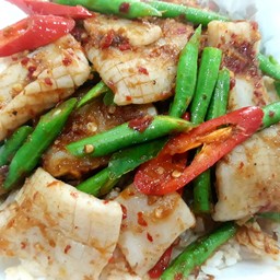 ผัดพริกแกงปลา หมึก