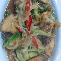 ปลากะพงผัดพริกสด