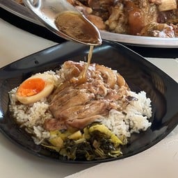 ข้าวขาหมูโกฉิ่ว เค็มหวานกำลังดี ต้มเข้าเนื้อ พร้อมน้ำจิ้มและผักดองสูตรเด็ด