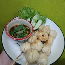 ลูกชิ้นปิ้ง & ผัดกระเพรา
