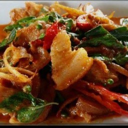 ผัดเผ็ดหมูสามชั้นราดข้าว