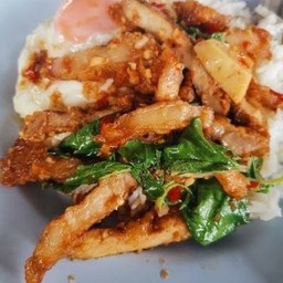 ข้าวผัดกระเพราหมูทอด