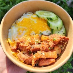 ข้าวหมูสามชั้นทอดน้ำปลา