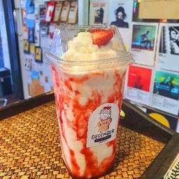 นมสดปั่นซอสสตอเบอร์รี่