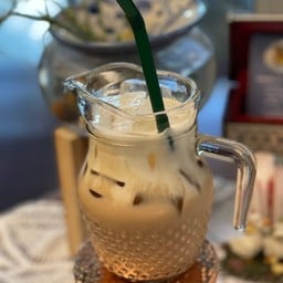 ลาเต้เย็น (บรรจุขวดให้ พร้อมน้ำแข็ง)