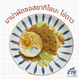 มาม่าผัดแห้ง ซอสยากิโซบะ ไข่ดาว ไส้กรอกไก่