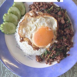 ครัวป้าพรกระเพราในซอย