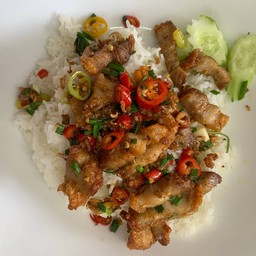 ข้าวหมูกรอบคั่วพริกเกลือ