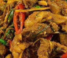 ข้าวราดผัดขี้เมาซี่โครงหมู