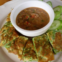 ไข่ทอดชะอม+น้ำพริกกะปิ+ผักสด