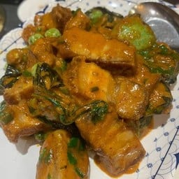 ผัดเผ็ดหมูกรอบ