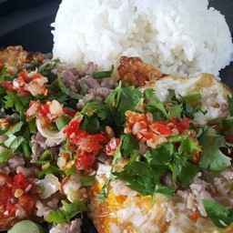 ข้าวยำไข่ดาวหมูสับ