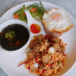 ไส้อั่วผัดพริกเกลือ  เสิร์ฟพร้อมข้าวกล้องมันปู