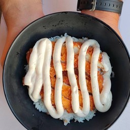 ข้าวไก่ทอด ซอสชีสและหัวหอม