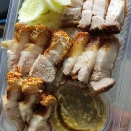 ข้าวข้าวหมูกรอบน้ำจิ้มซีฟู้ด