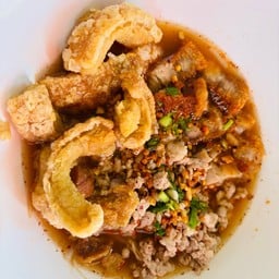 ก๋วยเตี๋ยวต้มยำหมูสามสหาย (หมูสับ+หมูกรอบ+กากหมูป๊อป)