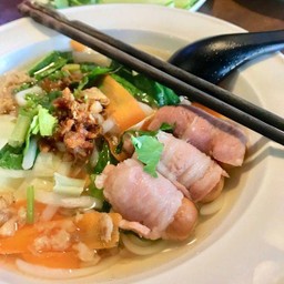 เตี๋ยวยำหน้าเบคอนไส้กรอก