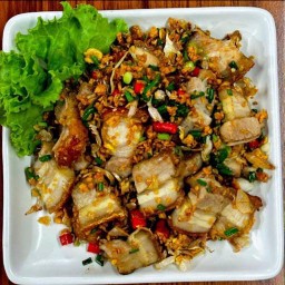 หมูกรอบผัดพริกเกลือ(กับข้าว)