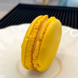 Passsion fruit macaron