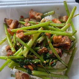 ผักบุ้งหมูกรอบ  ราดข้าว