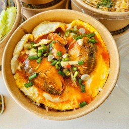 ข้าวไข่ขยี้ปลากระป๋องน้ำปลาพริก