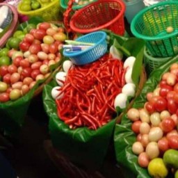 ส้มตำ ยำนัวร์ ข้าวไข่ข้นคุณรุ้ง