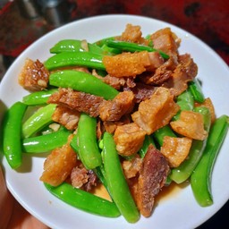 ถั่วลันเตาผัดหมูกรอบ