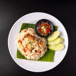 ข้าวสามชั้นทอดคลุกพริกน้ำปลา