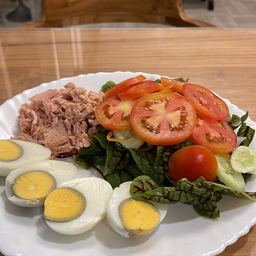 สลัดทูน่าพร้อมไข่ต้มสองใบ