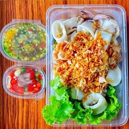 ปลาหมึกทอดกระเทียม+น้ำจิ้มซีฟู้ด(กับข้าว)