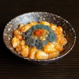 ข้าวหน้ากุ้งหวานดองโชยุและมันปู