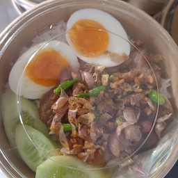 ข้าวหมูทอดกระเทียมลูกโดดไข่ต้ม