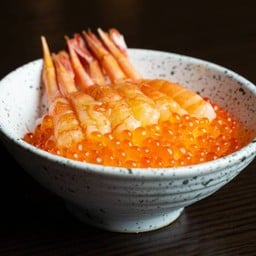ข้าวหน้ากุ้งหวานและไข่ปลาแซลมอน