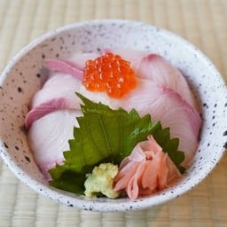 ข้าวหน้าปลาฮามาจิและไข่ปลาแซลมอน