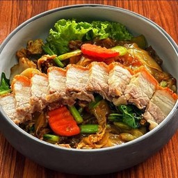 ผัดซีอิ๊วหมูกรอบ