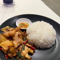 ข้าวกะเพราหมูสามชั้น+หน่อไม้ดอง