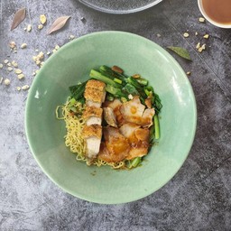 บะหมี่หมูแดงหมูกรอบ