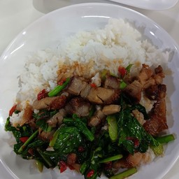 คะน้าหมูกรอบราดข้าว