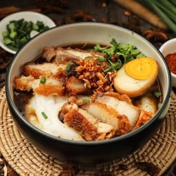 ก๋วยจั๊บหมูกรอบกับไข่พิเศษ65บาท