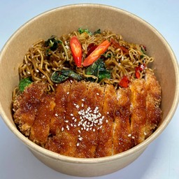 ผัดมาม่าไก่ทอดซอสเผ็ดเกาหลี