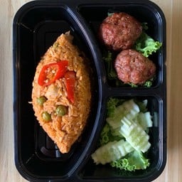 ข้าวผัดแพนงไก่+หมูสับก้อนทอด