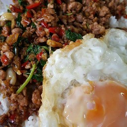 ข้าวผัดกะเพราหมูชิ้น