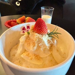 บิงซูรสนมสตอเบอร์รี่ชีสเค้ก (จัดส่งบิงซู สตอเบอร์รี่  และท้อปปิ้งนมสด)