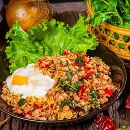 มาม่าผัดกระเพราหมู ไข่ดาว
