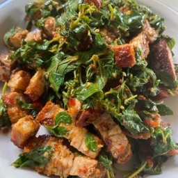 กะเพราแท้หมูกรอบ