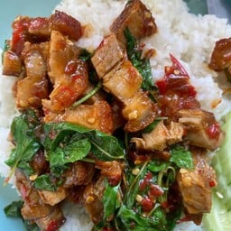 กะเพราหมูกรอบราดข้าว